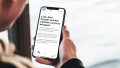 Eine Person hält eine Smartphone mit der geöffneten MethodMate App in der Hand.