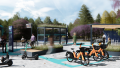 Eine moderne Mobilitätsstation im Freien mit Leih-E-Bikes und E-Scootern, einer Bushaltestelle mit digitaler Anzeige sowie überdachten Wartebereichen. Mehrere Menschen bewegen sich durch die Station, die von Bäumen und blühenden Sträuchern umgeben ist.