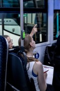 Zwei Personen sitzen im Linienbus, eine macht sich Notizen in einem Block, die andere zeigt nach vorne auf den Busmonitor.