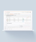 Auf dem Bildschirm eines Laptops wird das Modul Fleet Analysis gezeigt. Zu sehen ist eine Tabelle und ein Diagramm, welche die Betriebsstunden der Fahrzeuge erläutern.