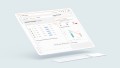 Im Zentrum des Bildes ist ein Monitor zu sehen, auf dem das User Interface Design für das Modul Fleet Analysis gezeigt wird.