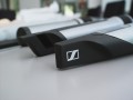 Fotografie verschiedener Varianten der Stiele mit Sennheiser Logo.