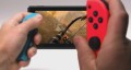 Bild der Nintendo Switch, die grade von einer Person für ein Bogenschießspiel benutzt wird.