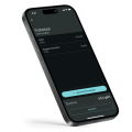 Die übersichtliche Benutzeroberfläche der App stellt auf einem Smartphone-Bildschirm einen Eintrag dar. Die App erfasst automatisch Datum und Uhrzeit und schlägt einen Titel für die Mahlzeit vor – in diesem Fall "Frühstück". Zur Mahlzeit sind 200g Apfel mit 29,3 gKH sowie 100g Roggenmischbrot mit 40 gKH hinzugefügt. Es können weitere Lebensmittel zu der Mahlzeit hinzugefügt und anschließend gespeichert werden. Die Nutzeroberfläche rechnet daraufhin die Gramm Kohlenhydrate in ihrer Gesamtmenge aus.