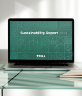 Ein Laptop steht auf einem Glastisch. Auf dem Bildschirm ist das Cover des Sustainability Report 2024 geöffnet.
