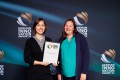 Lisa Rost and Fränze Habedank hold the German Innovation Award Gold in their hands and smile.