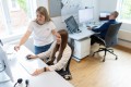 Mehrere Designer:innen arbeiten im Büro.